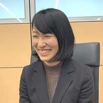 女性スタッフ